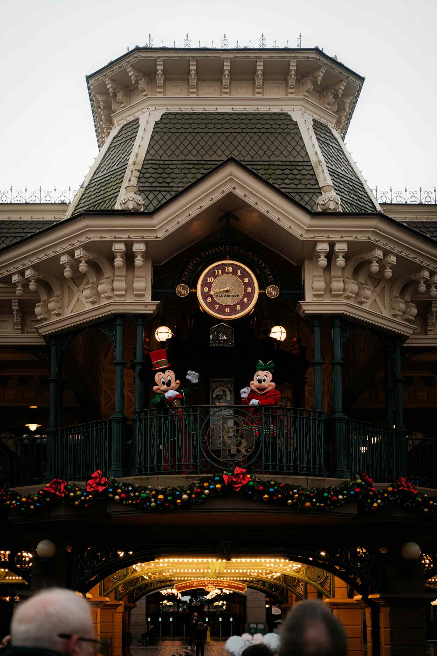 mickey et minnie à noel sur la gare de main street